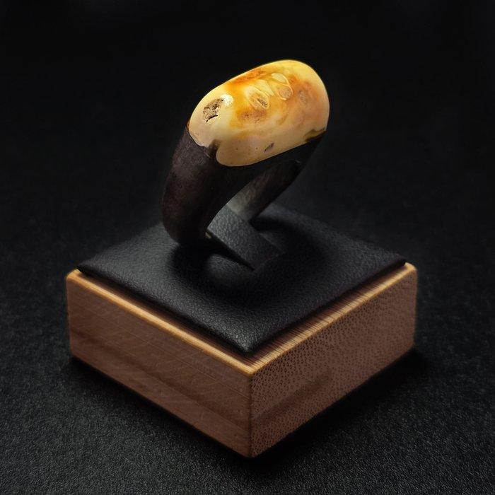 Ruwe witte amberring – fossielenpracht samengevoegd met, Antiek en Kunst, Curiosa en Brocante