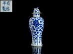 Een Chinese blauw-witte Lotus balustervaas en deksel,, Antiek en Kunst