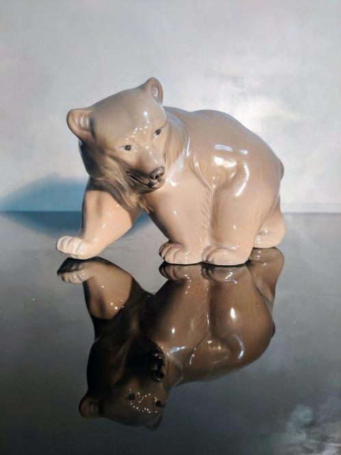 Royal Copenhagen - Beeldje - Walking Brown Bear (17 cm) -, Antiek en Kunst, Antiek | Glaswerk en Kristal