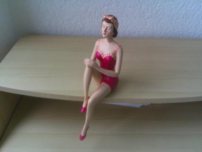 Beeldje - ZITTENDE DAME IN WIJNROOD BADPAK - Polystone, Antiquités & Art, Art | Objets design