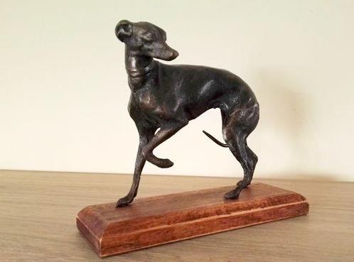 Figurine - Pair of greyhounds on wooden base (2) - Bois, Antiek en Kunst, Kunst | Designobjecten