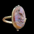 Moderne zilveren ring met een intaglio in Oud-Romeinse