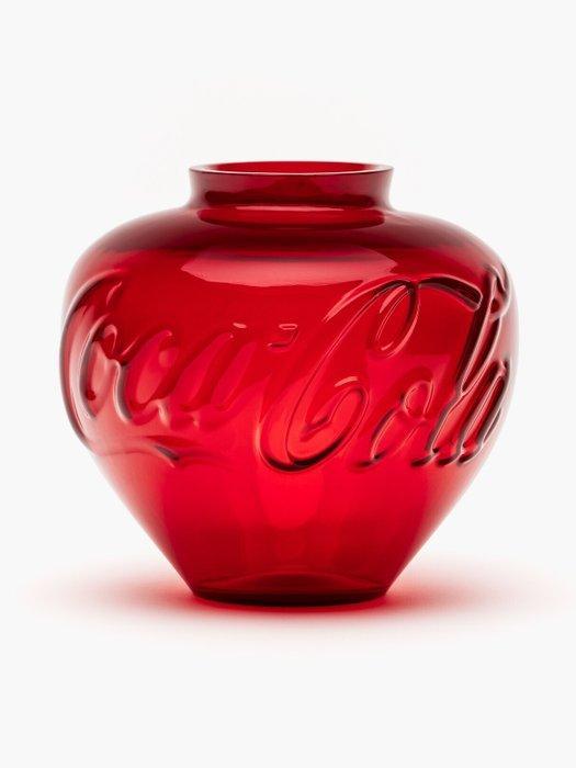 Ai Weiwei (1957) - Coca Cola Glass Vase Red, Antiek en Kunst, Kunst | Designobjecten