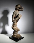 sculptuur - Baoulé-beeld van een aap die een offer draagt -