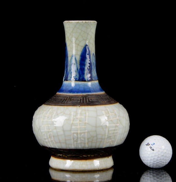 Een Chinese (Nanking) blauw en wit en slipversierde vaas met, Antiek en Kunst, Antiek | Overige Antiek