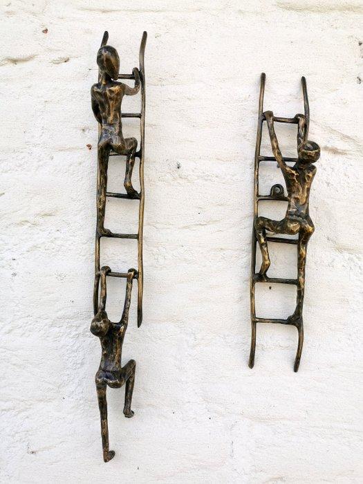 Sculpture, Wall art - climbing ladders - 42 cm - Bronze, Antiek en Kunst, Curiosa en Brocante