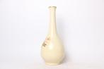 Un vase en Satsuma  finement travaillé, avec un long col, Antiek en Kunst
