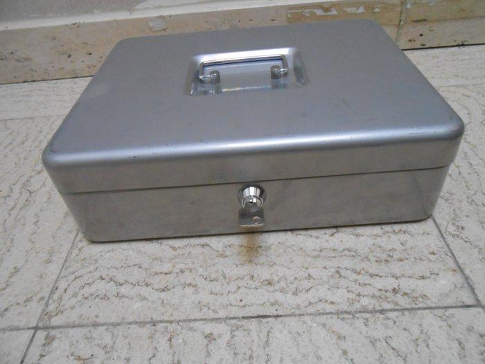 Opbergkoffer (4) - Metaal - 4 geldkoffertjes, Antiquités & Art, Antiquités | Assiettes décoratives & Carrelages