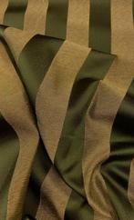 Gladde en zijdezachte stof met verticale strepen. - Textiel
