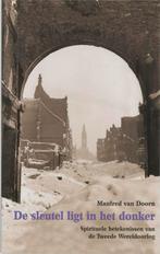 SLEUTEL LIGT IN HET DONKER 9789060384398 M. van Doorn, Boeken, Romans, Verzenden, Gelezen, M. van Doorn