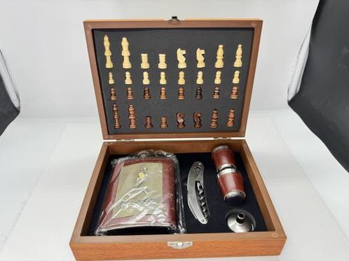 Veiling - Mini schaakbord met flask en flessenopener, Hobby en Vrije tijd, Gezelschapsspellen | Bordspellen, Nieuw