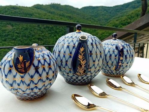 Lomonosov Imperial Porcelain Factory - Yatskevich -, Antiek en Kunst, Antiek | Meubels | Tafels