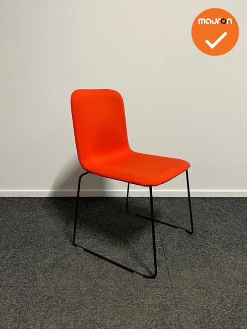 Lensvelt vergaderstoel - rood gestoffeerd met zwart onderste, Zakelijke goederen, Kantoor en Winkelinrichting | Kantoormeubilair en Inrichting