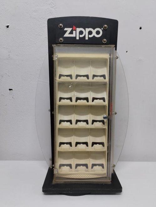 Zippo - Vitrine - Plastique, Antiek en Kunst, Antiek | Wandborden en Tegels