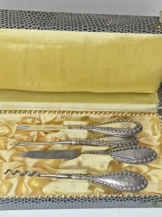 Set cosmetische accessoires (4) - Staal, .925 zilver - Reis, Antiquités & Art, Antiquités | Argent & Or