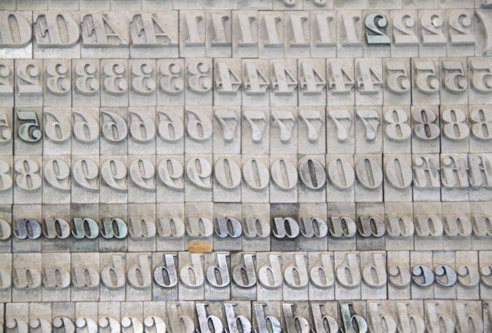 Drukblokken - een letterbak met een volledig alfabet “, Antiek en Kunst, Antiek | Wandborden en Tegels