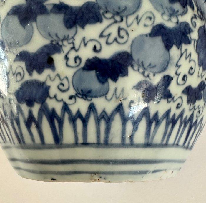 Pot - Porselein - Een meloenvormige pot, Ming, Antiek en Kunst, Antiek | Overige Antiek