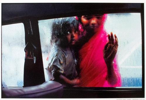 Steve McCurry (1950 -) - Mother and Child at Car Window,, Antiek en Kunst, Kunst | Schilderijen | Modern