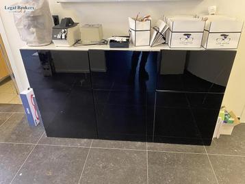 Dressoire wit/zwart + wandrek + inhoud beschikbaar voor biedingen