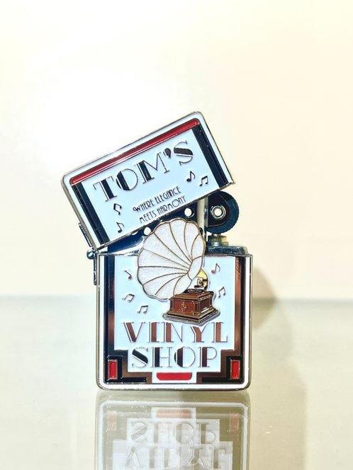 Zippo - Zippo Tom’s Vinyl Shop Window Shopping Vol. 1 PROMO, Verzamelen, Rookartikelen, Aanstekers en Luciferdoosjes