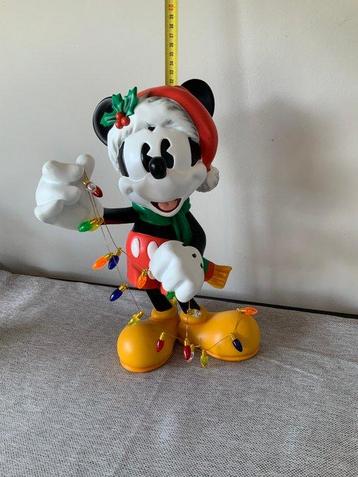 Disney Showcase 6015326 - Disney - Christmas Mickey met