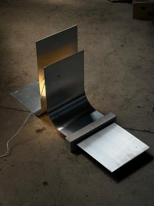 DARK atelier - Lamp - Botsing 3.0 - Aluminium, Travertijn, Antiek en Kunst, Kunst | Designobjecten