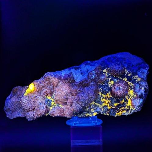 BARYT oranje met CERUSSITE en GALENA, UV Kristallen op, Verzamelen, Mineralen en Fossielen