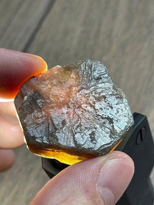 Saffier Geweldig stuk! Multi Color Extreem zeldzame saffier., Verzamelen, Mineralen en Fossielen