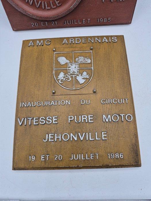 2 plakken Auto moto club ardenais 1985 AMC ardennais 1986 -, Antiek en Kunst, Antiek | Wandborden en Tegels