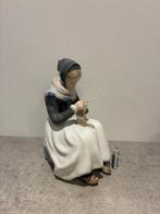 Royal Copenhagen - Figure - Seated Girl Knitting -, Antiquités & Art