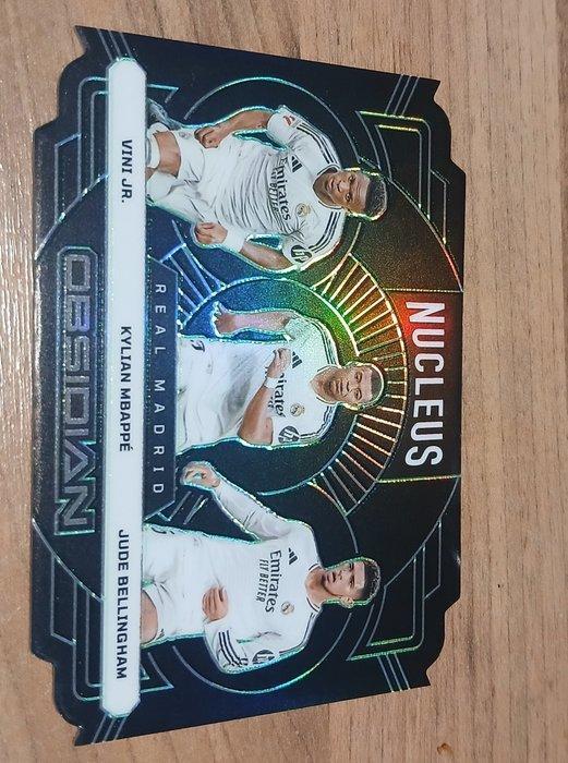 2024/25 Panini Obsidian Vini/Mbappé/Bellingham Nucleus 5/5, Verzamelen, Stickers