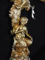 Kandelaber - Verguld brons - Met een jonge satyr die op een