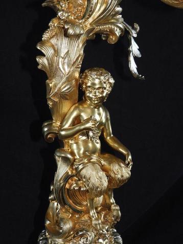 Kandelaber - Verguld brons - Met een jonge satyr die op een beschikbaar voor biedingen