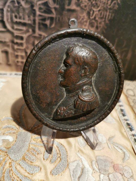 sculptuur, Médaillon Napoléon - 8 cm - Gepatineerd brons,, Antiquités & Art, Curiosités & Brocante