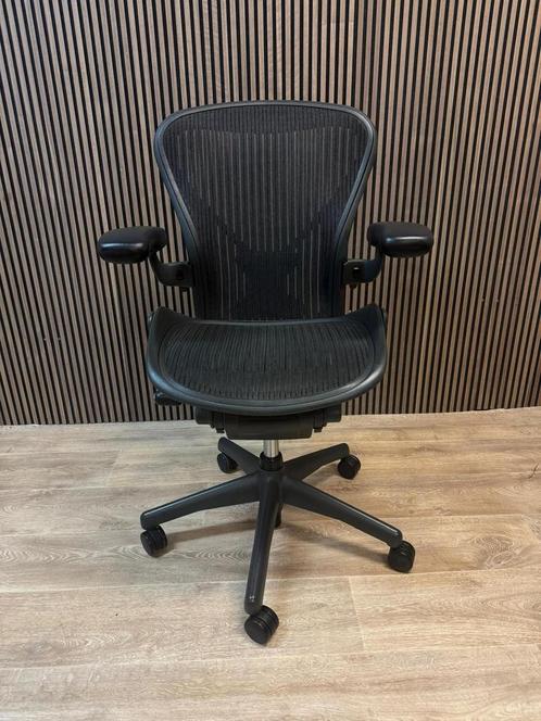Refurbished Herman Miller Aeron Posturefit Uitvoering, Huis en Inrichting, Bureaustoelen, Bureaustoel, Zwart, Zo goed als nieuw