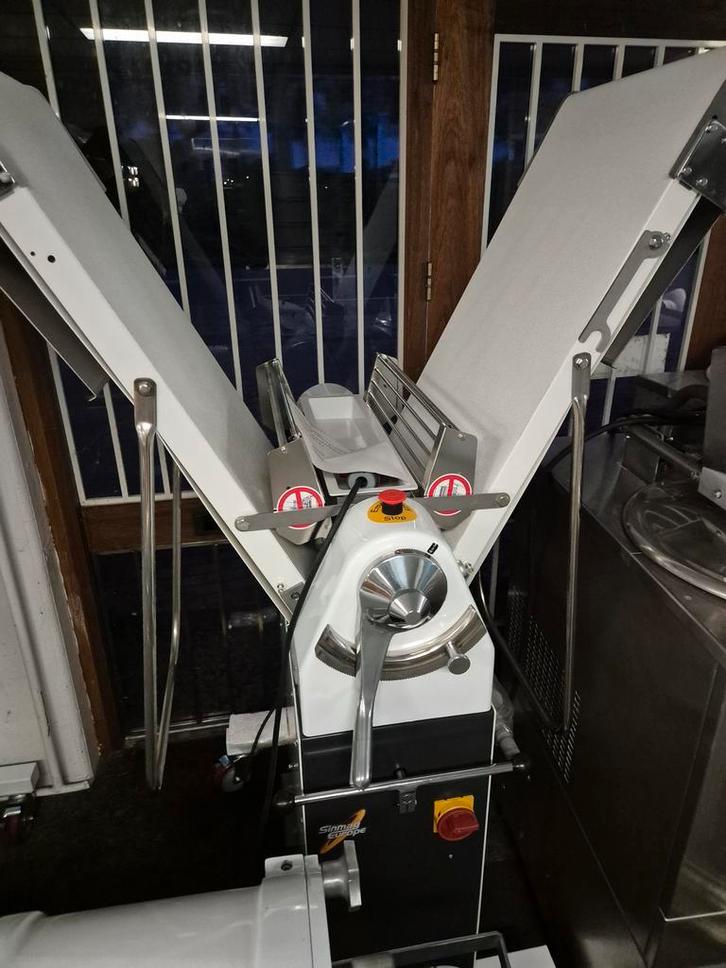 Nieuwe uitrolmachine op sokkel SM-520F VEILING bakkerij, Zakelijke goederen, Horeca | Keukenapparatuur, Gebruikt, Bakkerij en Slagerij