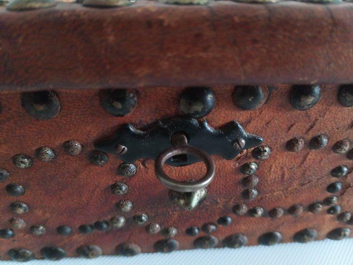 Opbergkoffer - Hout - leer en sleutel van origine, Antiek en Kunst, Curiosa en Brocante