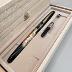 Kuretake & Wancher - Maki-e with Flower Geisha design -, Verzamelen, Pennenverzamelingen, Nieuw