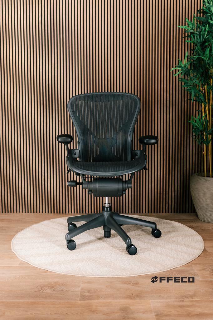 Refurbished Herman Miller Aeron Met Posturefit - Op Voorraad, Huis en Inrichting, Bureaustoelen, Bureaustoel, Zwart, Zo goed als nieuw