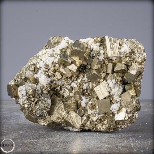 Pyrite dorée naturelle rare avec quartz et calcite Amas de, Verzamelen, Dierenverzamelingen