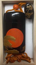 Inro gesigneerd, gemaakt van hout, maki-e lak en goudpoeder,