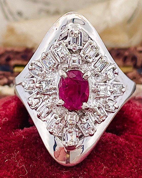 Ring - 18 karaat Witgoud Robijn - Diamant, Handtassen en Accessoires, Ringen