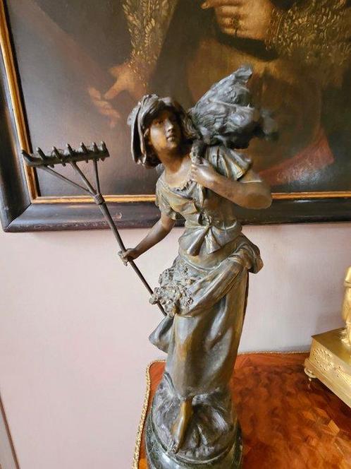 Auguste Moreau (1834-1917) - Beeld, La faneuse - 52 cm -, Antiek en Kunst, Antiek | Keramiek en Aardewerk