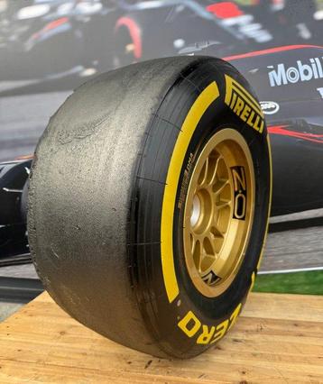 Pneu complet sur la roue - Formule 1 - Pirelli - O.Z *** NO beschikbaar voor biedingen