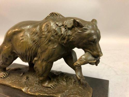 sculptuur, Beer vangt vis - 14 cm - Brons, Antiek en Kunst, Curiosa en Brocante