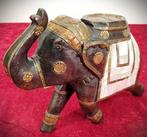 Groot massief houtsnijwerk van een Indische olifant met, Antiek en Kunst