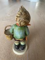 Duitse porseleinfabrikant - Beeldje - Jongen met mand