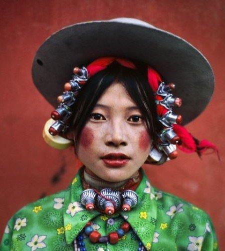 Steve McCurry (1950–) - Young Woman at Horse Festival,, Antiquités & Art, Art | Objets design