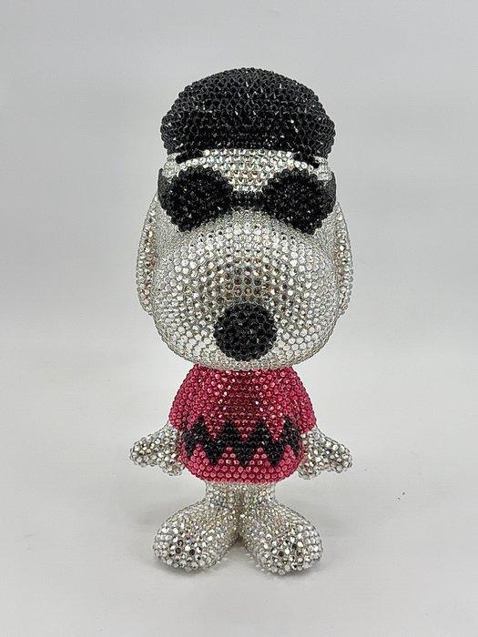 Okyes - Snoopy in the Pink Zigzag Shirt, Antiquités & Art, Art | Objets design
