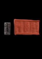 Akkadiaans Grijze kalksteen Cilinderzegel met menselijke, Antiek en Kunst